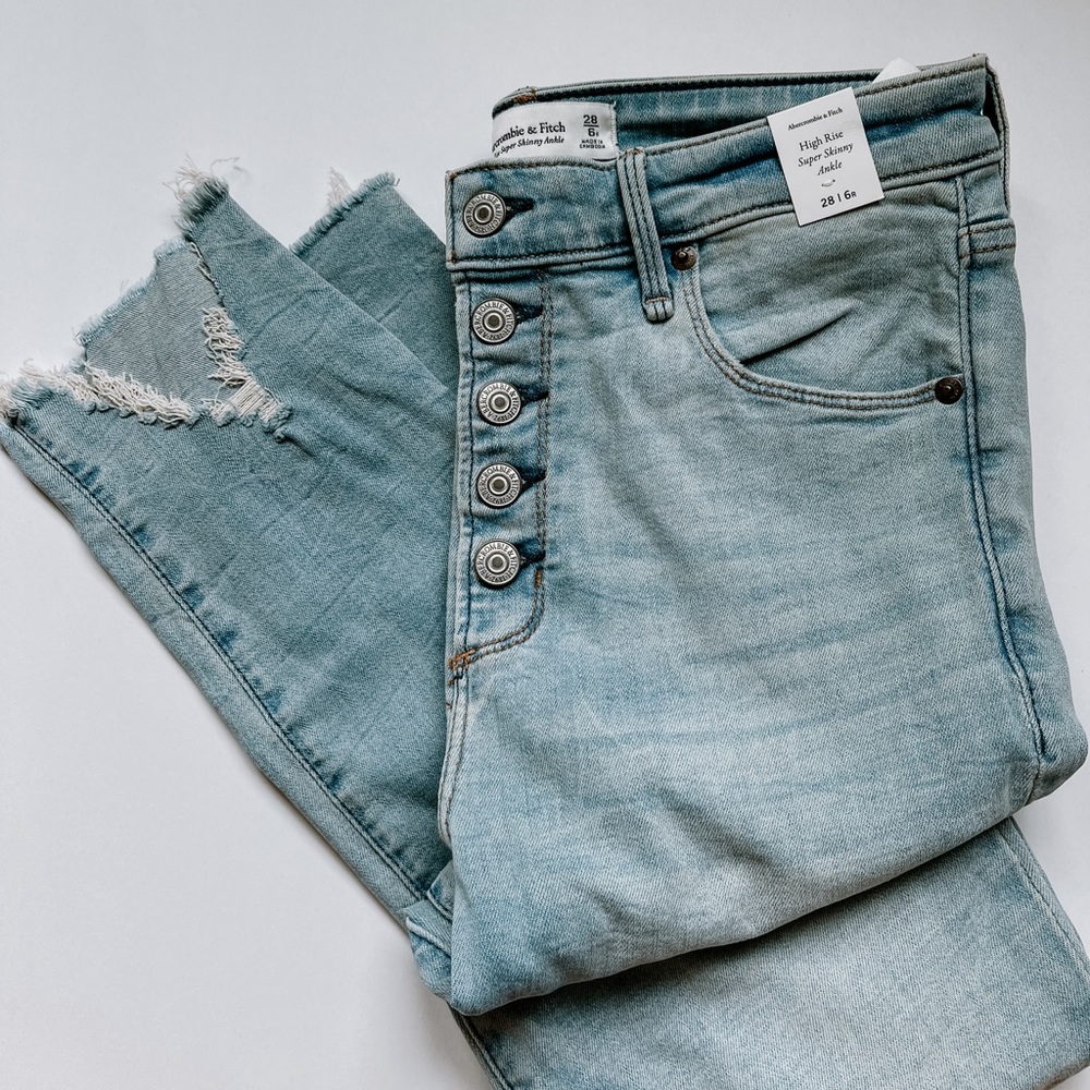 Abercrombie & Fitch size 6/28 high rise super skinny ankle jeans light wash